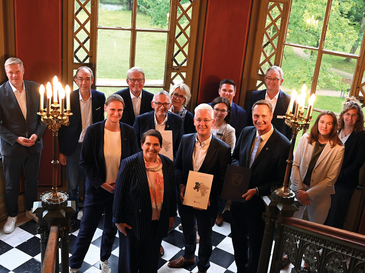 FotoAuftaktSmartRegion Auftakt Smart Region Ostfriesland: Übergabe der Förderbescheide
